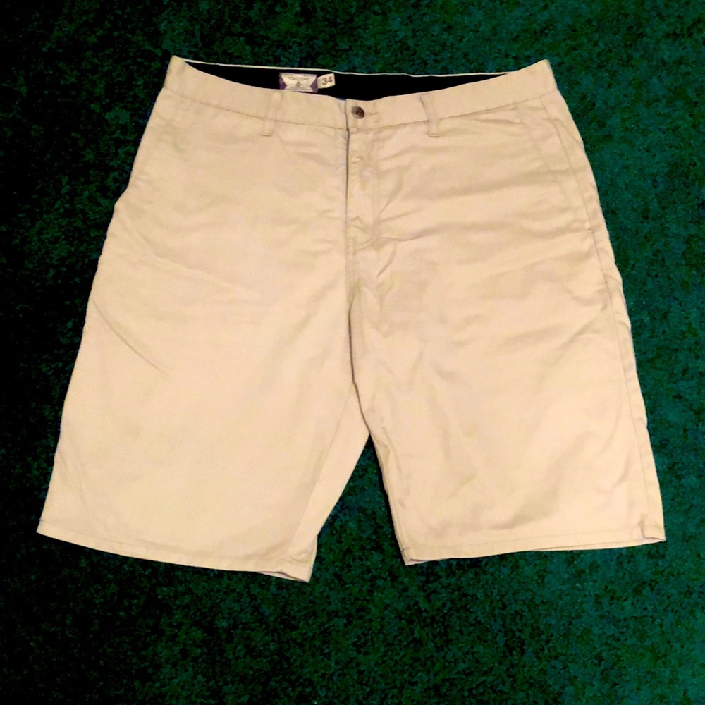 34 Volcom shorts in tan